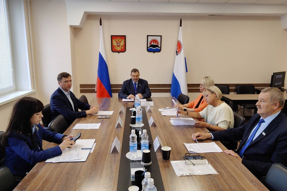 Камчатские депутаты обсудили корректировку компенсаций для уезжающих пенсионеров. 
