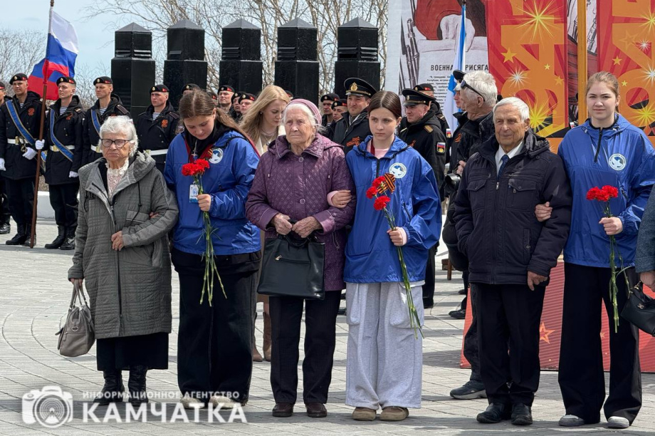 Камчатка почтила память героев Великой Отечественной возложением цветов. Фото: ИА "Камчатка". Фотография 19