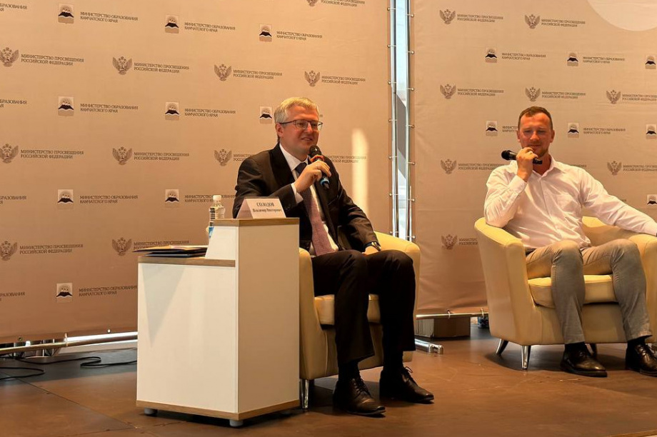 Губернатор Камчатки поговорил с выпускниками на равных. Фото: kamgov.ru (архив). Фотография 3