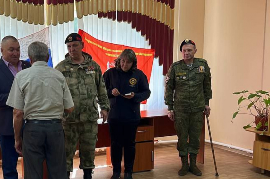 Памятные знаки «Семье погибшего защитника Отечества» доставили на Камчатку. Их вручают родственникам. Фото: филиал Фонда «Защитники Отечества». Фотография 1