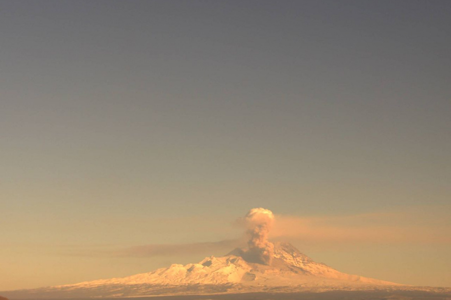 Вулкан Шивелуч на Камчатке выбросил пепел на высоту около четырёх тысяч метров. Фото: ЕГС РАН