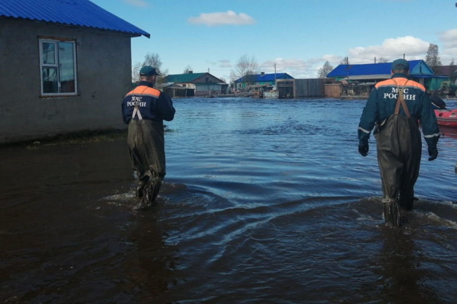Камчатские спасатели продолжают оказывать помощь пострадавшим от паводка сельчанам. Фото предоставлено пресс-службой краевого управления МЧС. Фотография 4