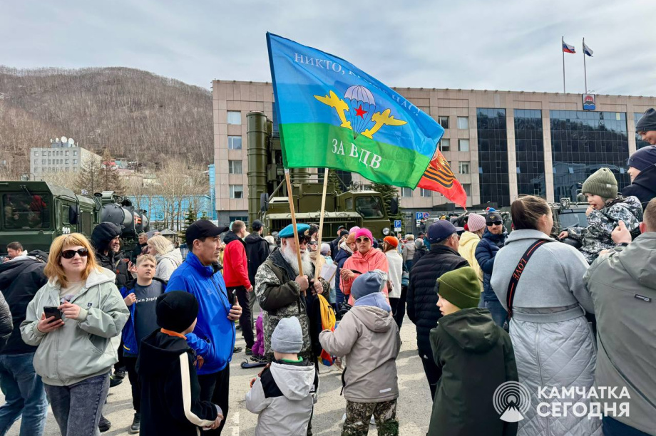 Отметить День Победы в центр Петропавловска-Камчатского пришли тысячи горожан. . Фотография 25