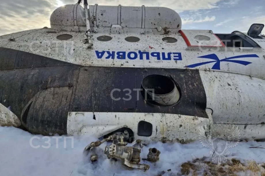 В Коми вертолёт Ми-8 с вахтовиками опрокинулся при жёсткой посадке. тг-канал "Авиаторщина". Фотография 1