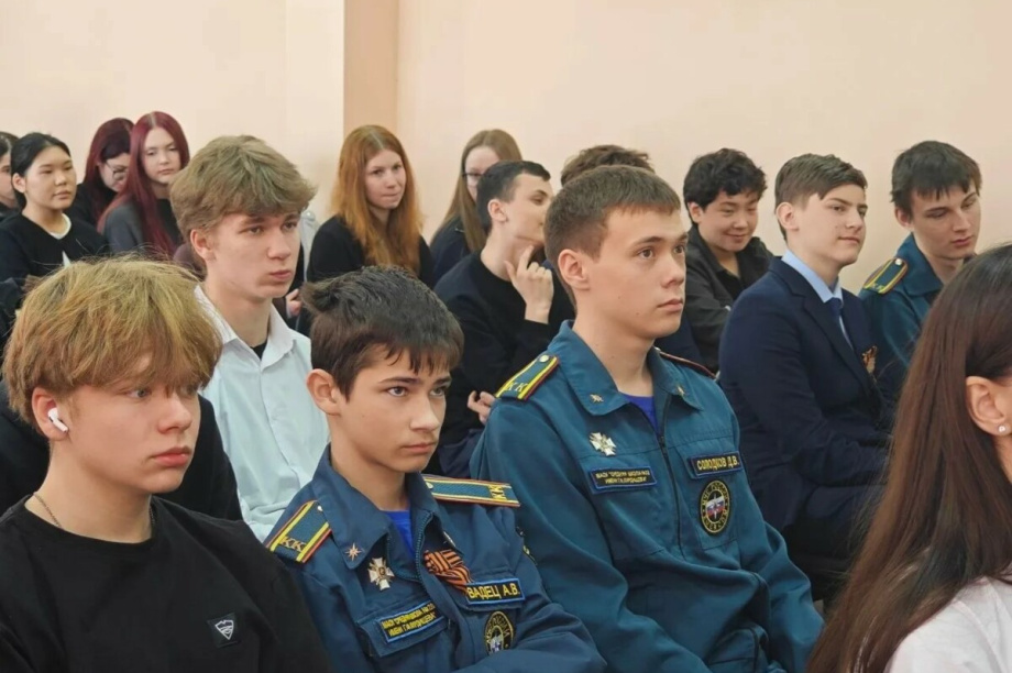 Урок мужества в школе №28: ветеран СВО и спасшая человека курсантка центра «Воин». . Фотография 2