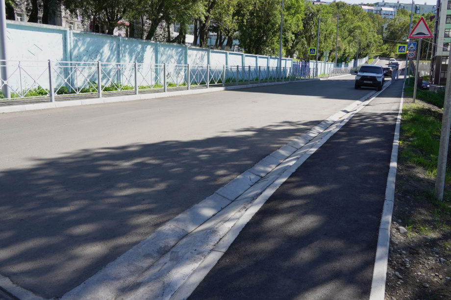 В Петропавловске-Камчатском завершили ремонт дороги к школе на улице Бийская. Фото: администрация ПКГО. Фотография 9