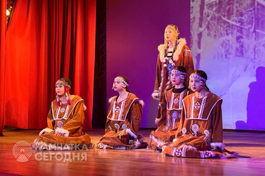 Каюров «Берингии-2026» встретили на берегу реки Палана песнями и горячим чаем. Фото: Юлия Воронова. Фотография 5