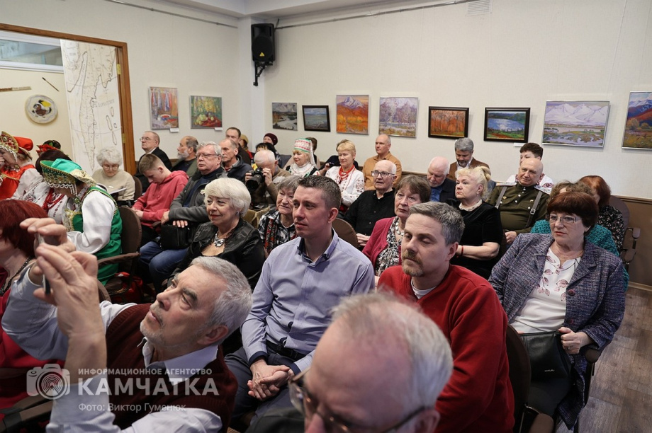 Камчатский журналист и писатель Михаил Жилин представил новую книгу. Фото: ИА «Камчатка» \ Виктор Гуменюк. Фотография 8