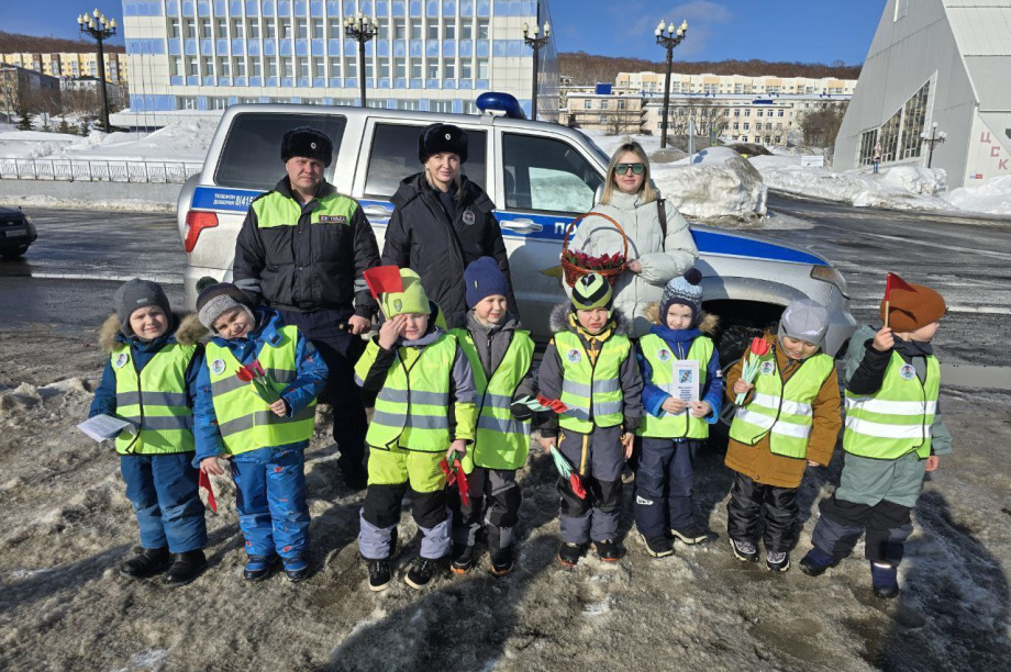 «Досмотр» с цветами устроили в столице Камчатки детсадовцы и ГАИ. Фото: Госавтоинспекция Камчатского края. Фотография 6