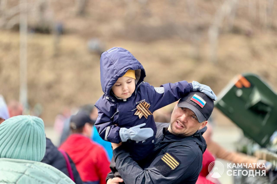 Отметить День Победы в центр Петропавловска-Камчатского пришли тысячи горожан. . Фотография 28