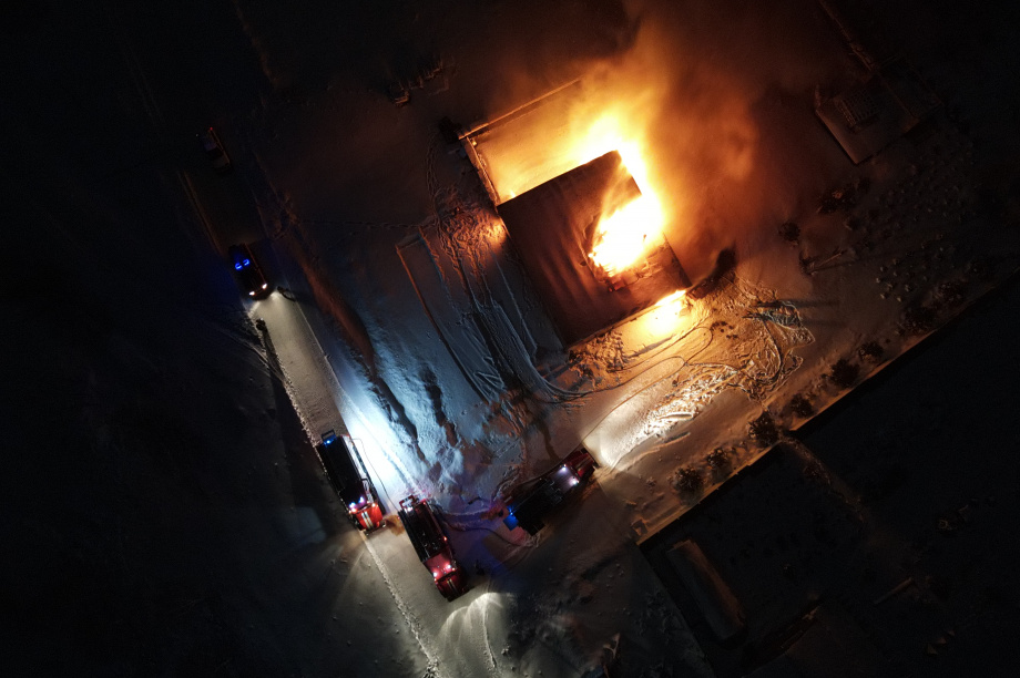 Жилой дом сгорел в посёлке Молодёжный на Камчатке. Фото: Денис Денисов. Фотография 5