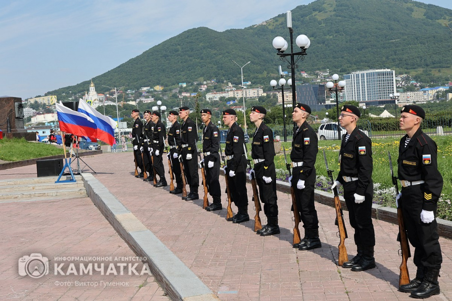 Триколор на главной площади Петропавловска-Камчатского - главный герой и триумфатор  . Фото: ИА «Камчатка» \ Виктор Гуменюк. Фотография 55