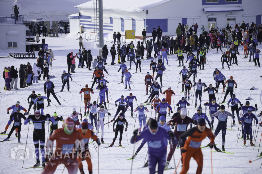 Лыжня России 2026 на Камчатке: полторы тысячи участников объединились на старте. Фото: «Камчатка Сегодня» \ Игорь Сафончик. Фотография 9