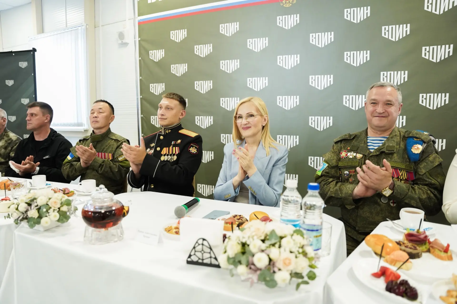 «Служить России — самое большое призвание»: Ирина Яровая встретилась с ветеранами СВО в Центре «ВОИН». . Фотография 2