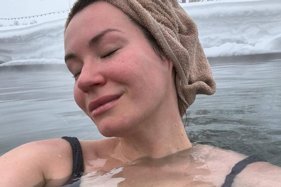 Камчатка держит в снежном плену с термальными источниками столичную знаменитость. Фото: ТГ-канал Иды Галич. Фотография 6