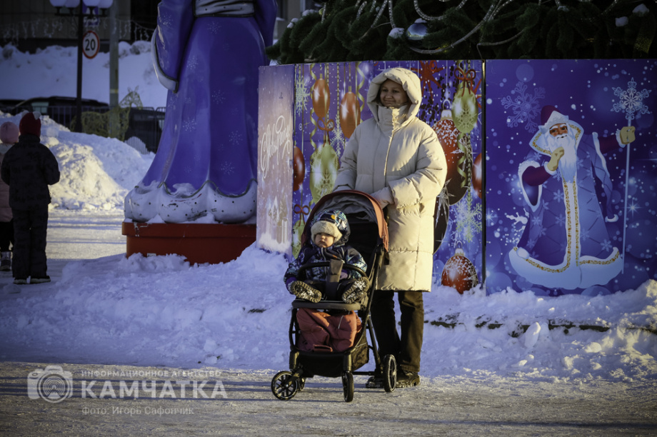 В Петропавловске-Камчатском продолжаются новогодние развлечения (фоторепортаж). Фото: «Камчатка Сегодня» \ Игорь Сафончик. Фотография 50