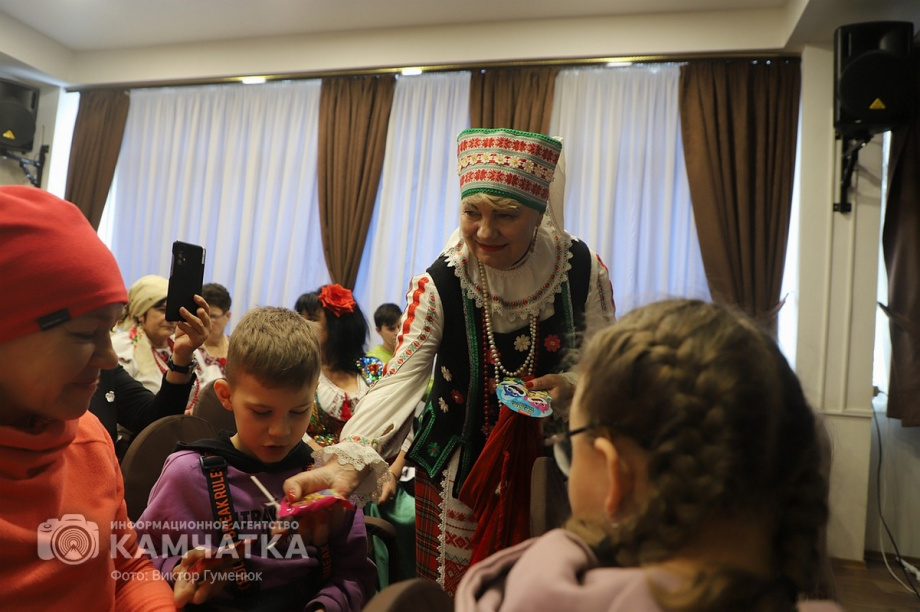 Святочные традиции вспоминали в краевой библиотеке Камчатки. Фото: Виктор Гуменюк. Фотография 27