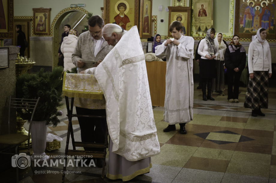 Рождественская служба в соборе Святой Троицы на Камчатке (фоторепортаж). Фото: «Камчатка Сегодня» \ Игорь Сафончик. Фотография 10