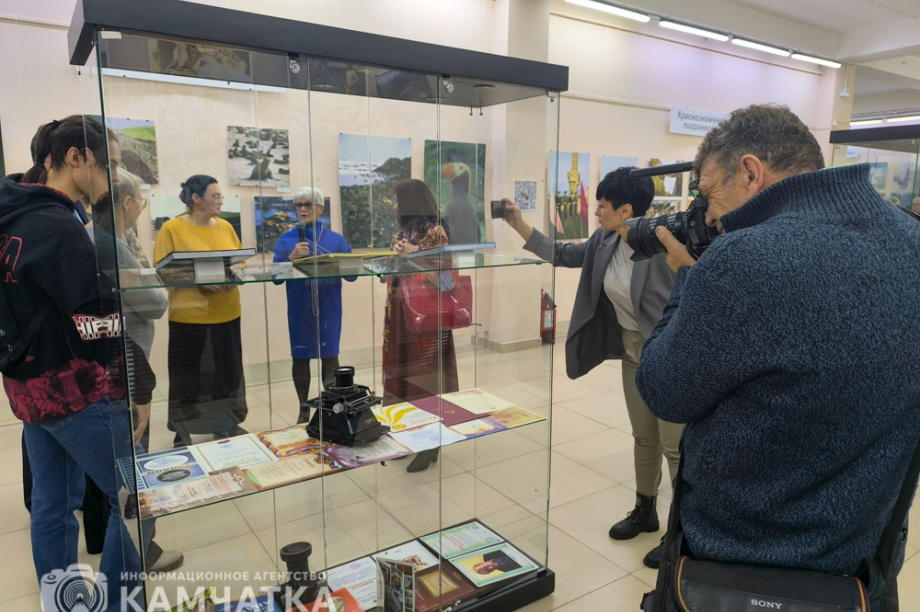 Известный камчатский фотограф Игорь Вайнштейн отметил свой 90-летний юбилей открытием выставки. Фото: ИА «Камчатка» \ Игорь Сафончик. Фотография 37