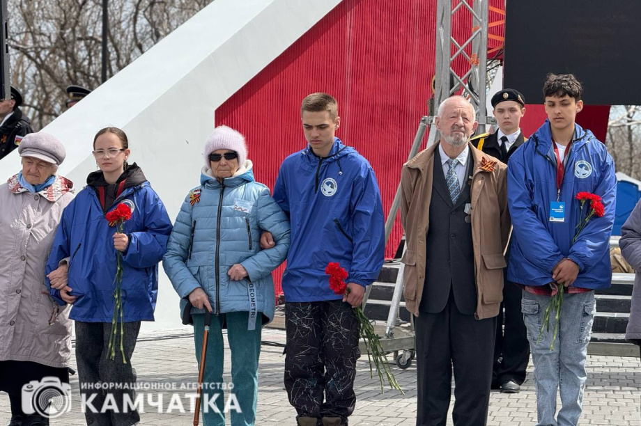 Камчатка почтила память героев Великой Отечественной возложением цветов. Фото: ИА "Камчатка". Фотография 20