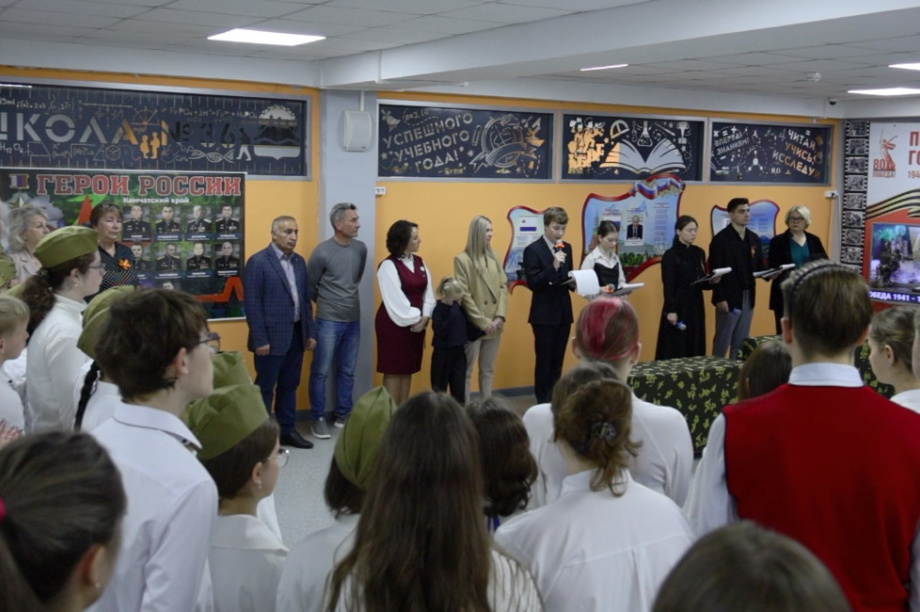 В камчатской школе увековечили память героев СВО. Фото: kamgov.ru. Фотография 1
