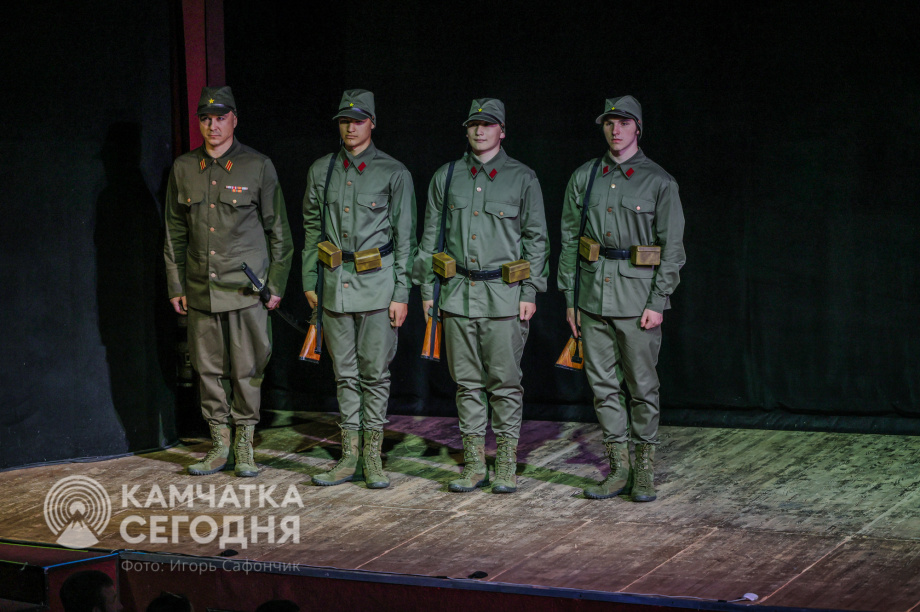 Спектакль «Баллада о Курильском десанте» стал финальный аккордом в череде памятных мероприятий к 80-летию Победы (фоторепортаж). . Фотография 17