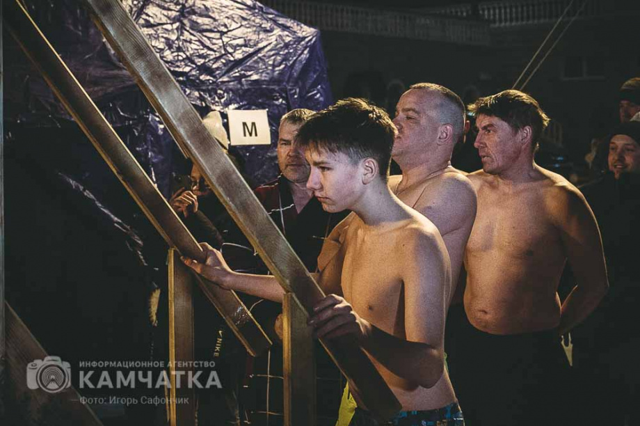 Крещенские купания в Петропавловске-Камчатском: испытание ледяной купелью. Фото: ИА «Камчатка». Фотография 13