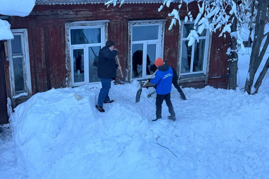 Молодая гвардия Камчатки помогает бороться с последствиями циклона. Фото: тг. kamgov41. Фотография 1