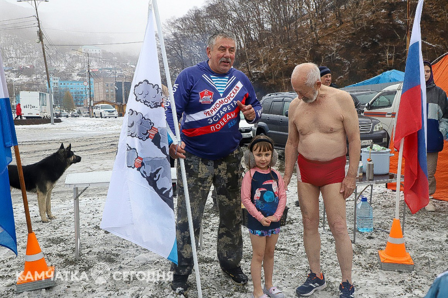 Физкультурно-патриотический заплыв в поддержку российских военных провели в бухте на Камчатке. Фото: Виктор Гуменюк\ИА "Камчатка". Фотография 1