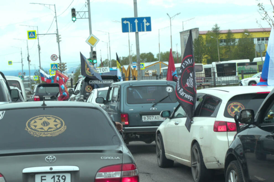 На Камчатке прошел автопробег в поддержку бойцов СВО. Фото: kamgov.ru. Фотография 1