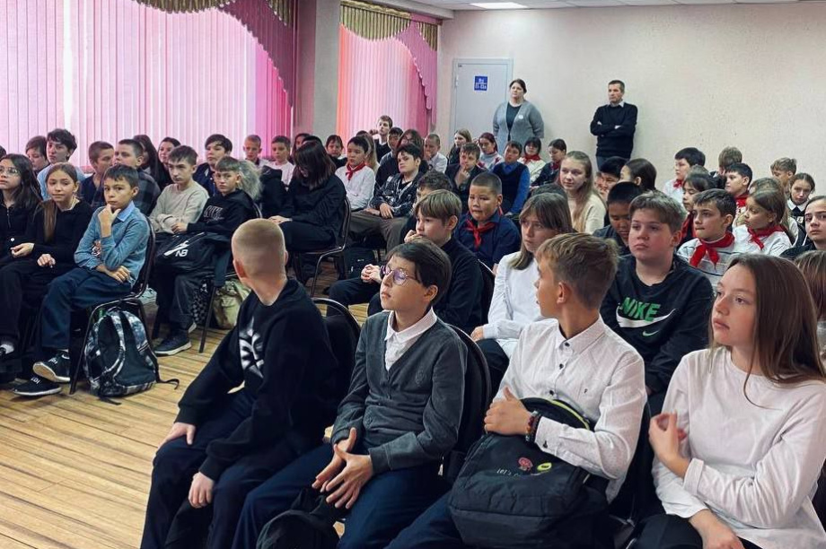 Ученики камчатской школы краевой столицы встретились с ветераном СВО. Фото: фонд Защитники Отечества (Камчатка). Фотография 2
