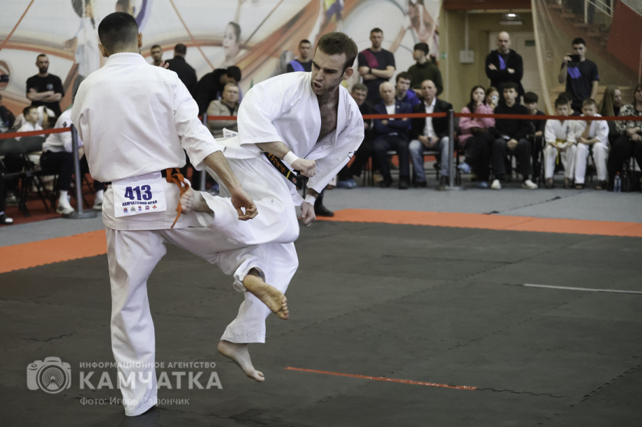 На Камчатке состоялся Чемпионат и первенство ДФО по каратэ-киокусинкай (фоторепортаж). Фото: «Камчатка Сегодня» \ Игорь Сафончик. Фотография 63