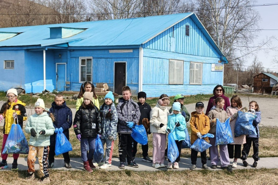 Школьники села Эссо на Камчатке очистили Быстринский парк. Фото: телеграм-канал Вулканы Камчатки. Фотография 1