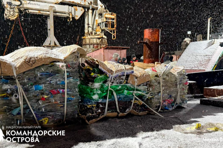 «Василий Завойко» вывез с Командор груду пластикового мусора и уставших волонтеров . Фото: Национальный парк "Командорские острова". Фотография 1