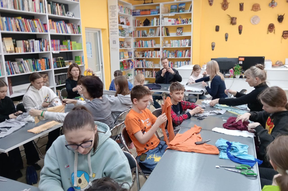 Собакам из камчатского приюта подарили игрушки и лакомства. Фото: Центральная библиотека Елизово. Фотография 1