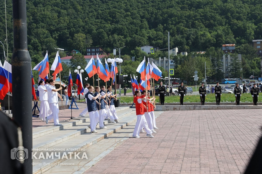 Триколор на главной площади Петропавловска-Камчатского - главный герой и триумфатор  . Фото: ИА «Камчатка» \ Виктор Гуменюк. Фотография 12