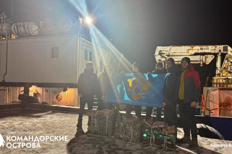 «Василий Завойко» вывез с Командор груду пластикового мусора и уставших волонтеров . Фото: Национальный парк "Командорские острова". Фотография 2
