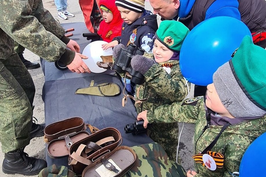 Камчатские дошкольники прошли торжественным маршем в честь Дня Победы. Фото: УФСБ России по Камчатскому краю. Фотография 1
