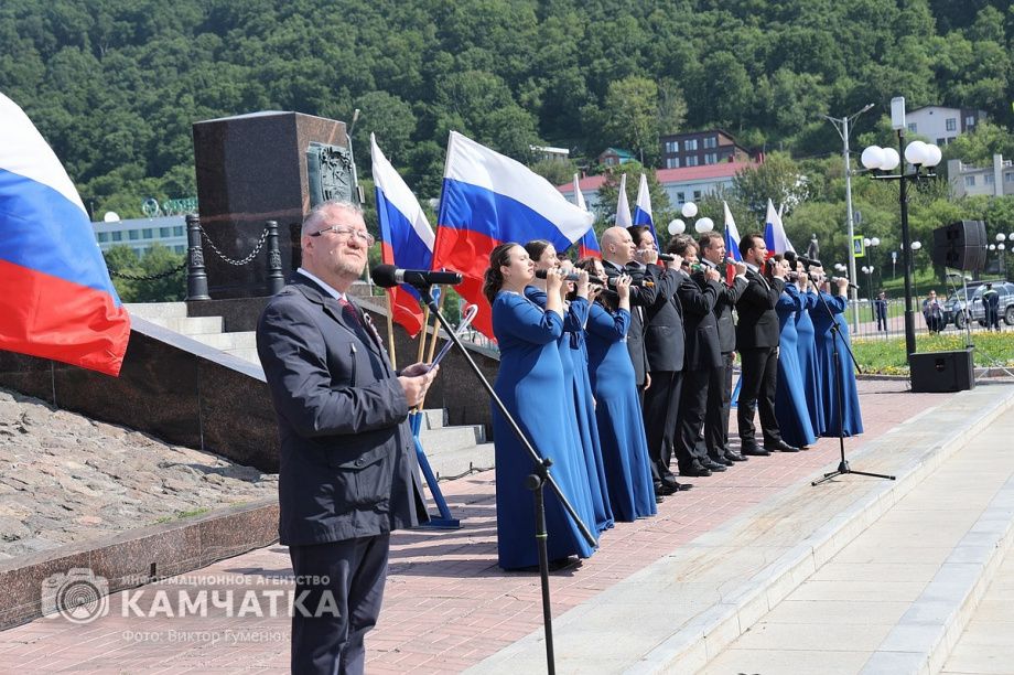 Триколор на главной площади Петропавловска-Камчатского - главный герой и триумфатор  . Фото: ИА «Камчатка» \ Виктор Гуменюк. Фотография 24