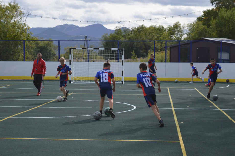 Тренировку в новой экипировке провели юные футболисты спортивной школы «Ратибор» на Камчатке. Фото: Парк „Три вулкана“  