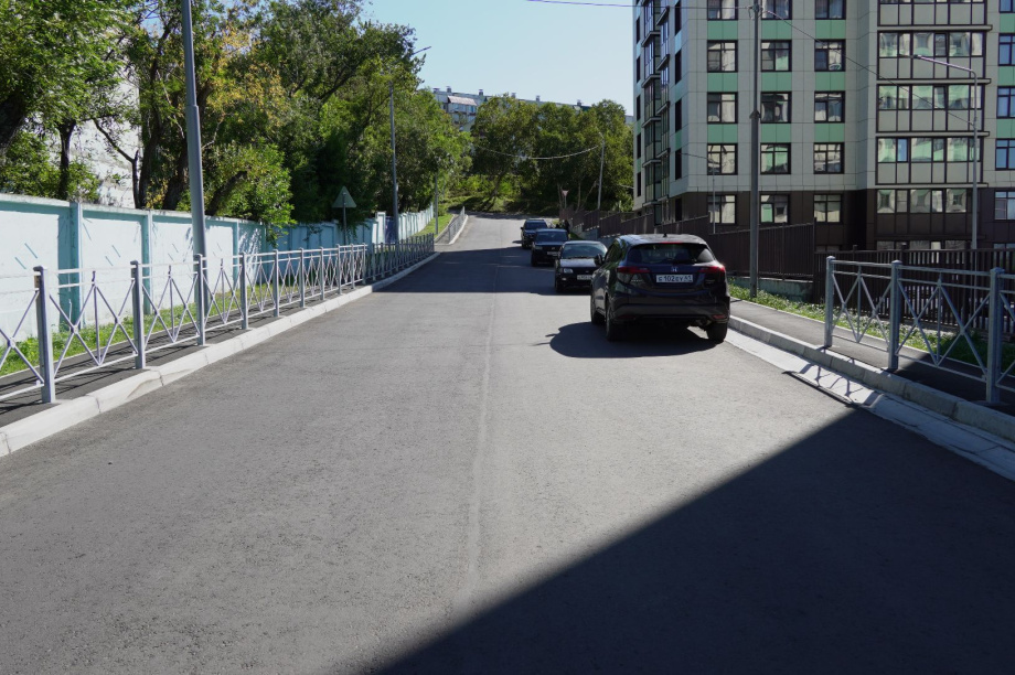 В Петропавловске-Камчатском завершили ремонт дороги к школе на улице Бийская. Фото: администрация ПКГО. Фотография 3