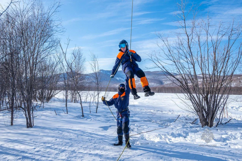 Навыки беспарашютного спуска отрабатывали камчатские спасатели. Фото: ГУ МЧС по Камчатскому краю. Фотография 4