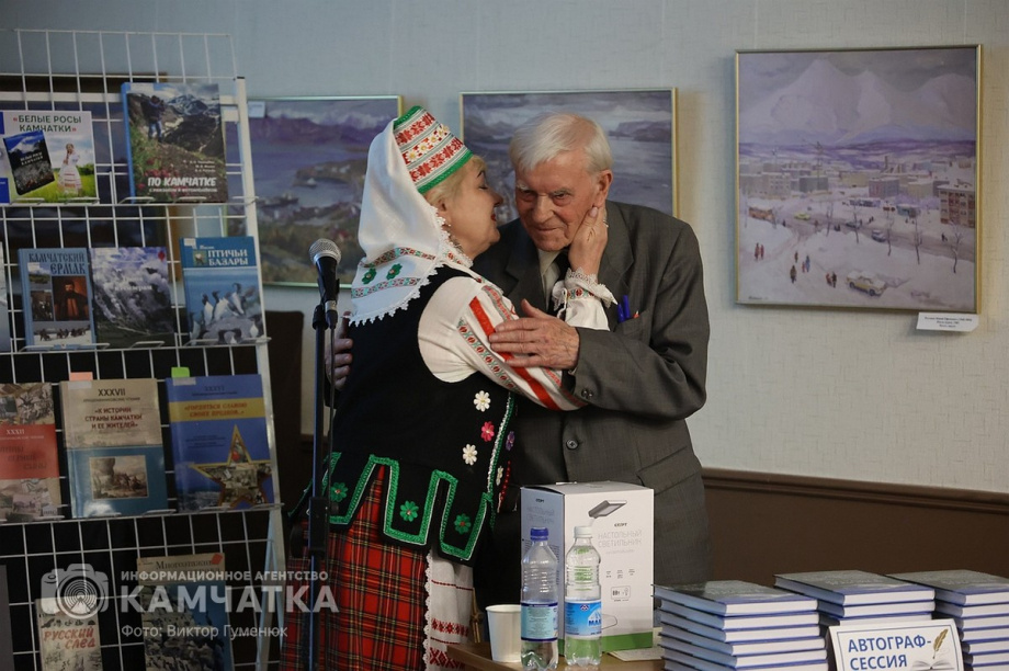 Камчатский журналист и писатель Михаил Жилин представил новую книгу. Фото: ИА «Камчатка» \ Виктор Гуменюк. Фотография 82