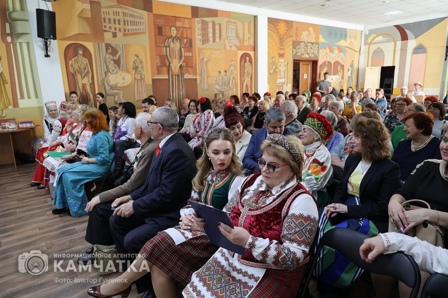 Праздничная программа «Единством сильны!» (фоторепортаж из библиотеки им. С.П. Крашенинникова). Фото: ИА «Камчатка» \ Виктор Гуменюк. Фотография 18