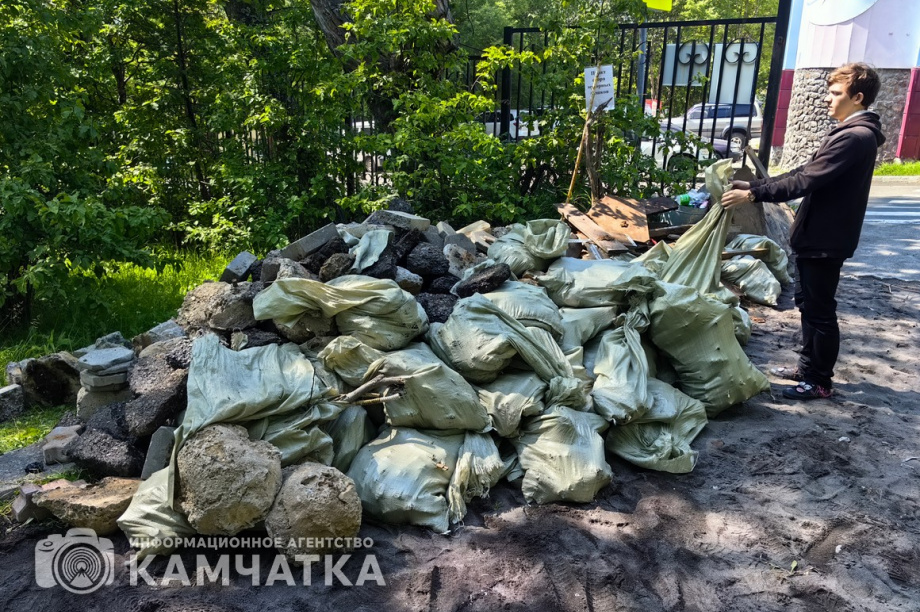 Молодежный субботник прошел в детском парке Петропавловска. фото: ИА "Камчатка". Фотография 35