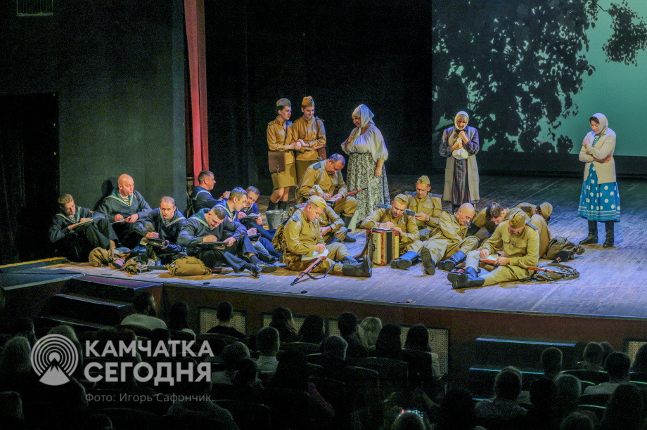 Спектакль «Баллада о Курильском десанте» стал финальный аккордом в череде памятных мероприятий к 80-летию Победы (фоторепортаж). . Фотография 13
