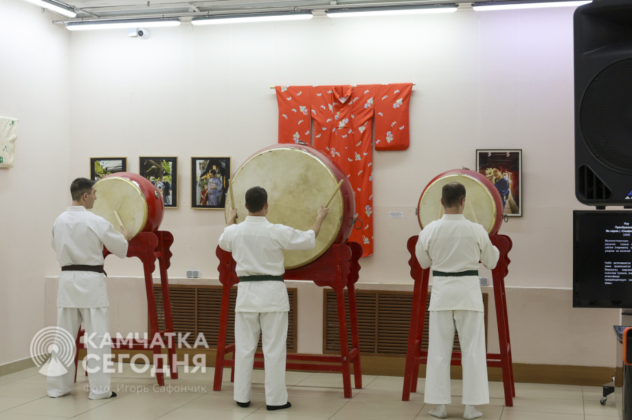 В Камчатском художественном музее открылась выставка о Японии. Фото: «Камчатка Сегодня»/Игорь Сафончик. Фотография 29