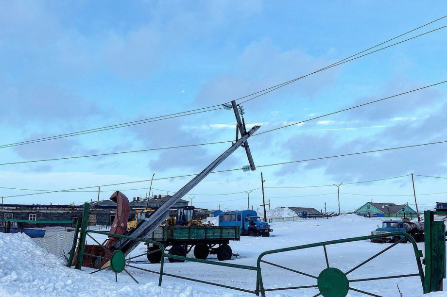 Опоры ЛЭП упали в Усть-Камчатске из-за циклона. Фото: информационный медиацентр . Фотография 9