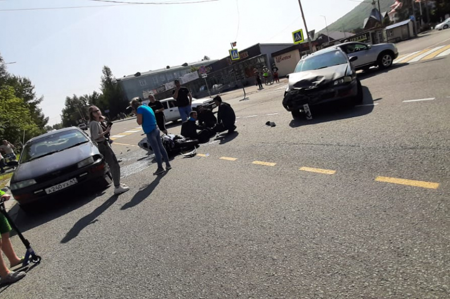 Столкновение мотоцикла с двумя авто произошло в городе Елизово. Фото: "Право на руль" . Фотография 1