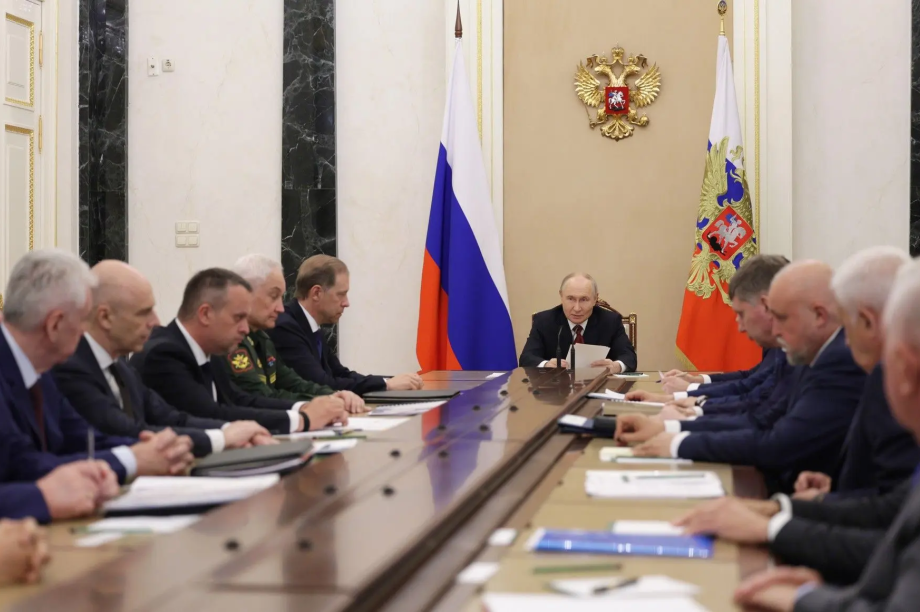 Путин провел совещание по вопросам снабжения топливом регионов России. 